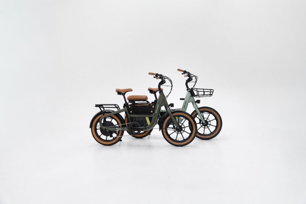 Two Segway Muxi eBikes by Segway, each with 750W motors, brown seats, and black frames, are positioned side by side against a plain white background.