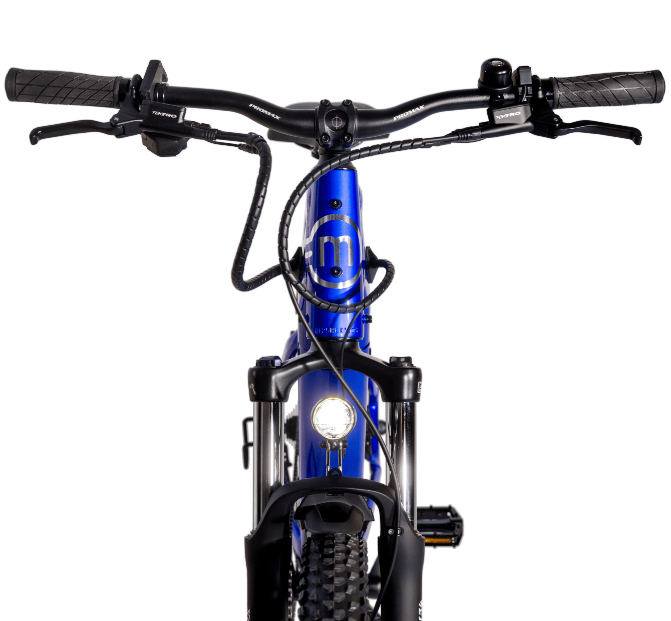 Front view of the Magnum Peak 2.0 by Magnum, showing its handlebars, front fork, headlight, and black grips with cables set against a white background.